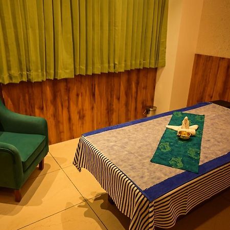 Emerald Clarks Inn Suites Mysore Bagian luar foto