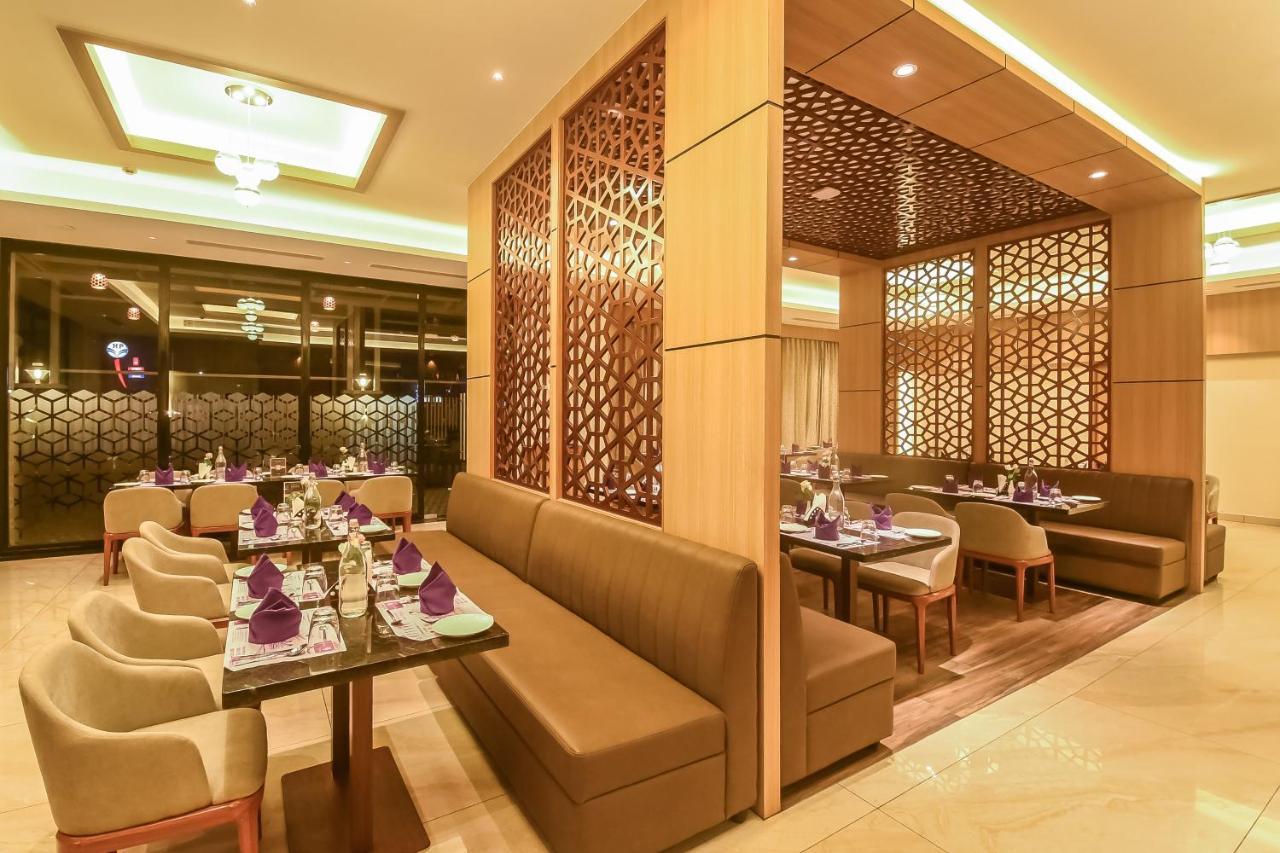 Emerald Clarks Inn Suites Mysore Bagian luar foto