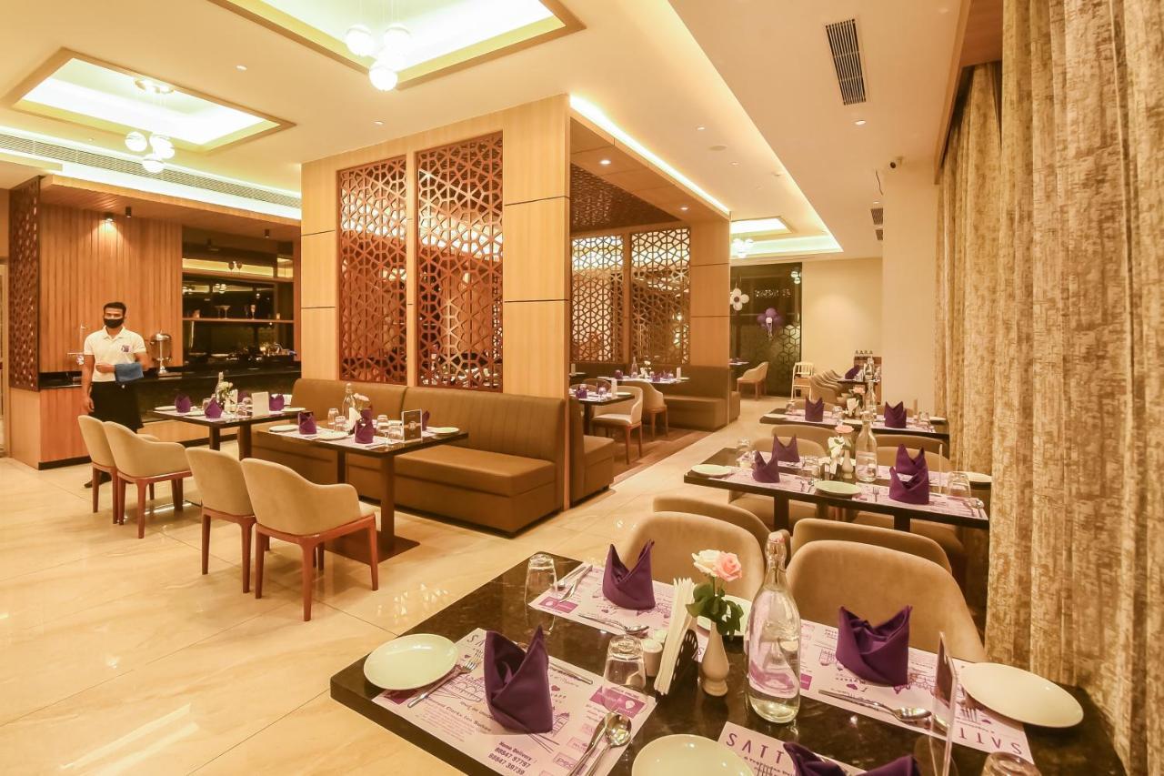 Emerald Clarks Inn Suites Mysore Bagian luar foto