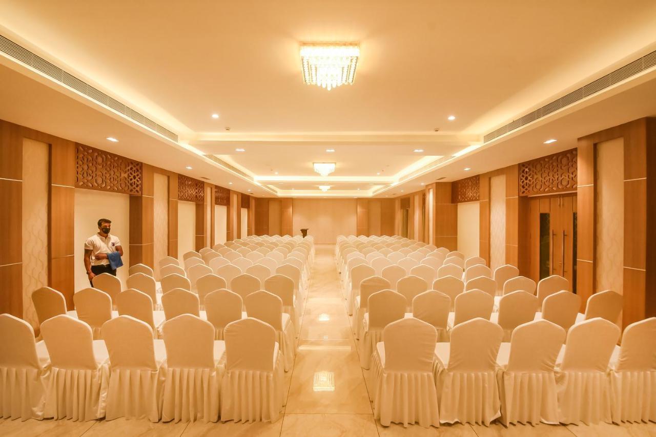 Emerald Clarks Inn Suites Mysore Bagian luar foto