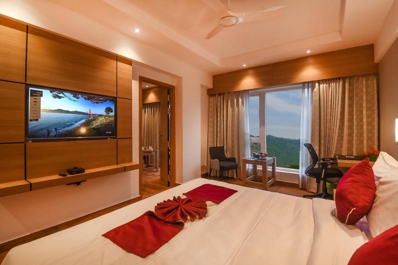 Emerald Clarks Inn Suites Mysore Bagian luar foto