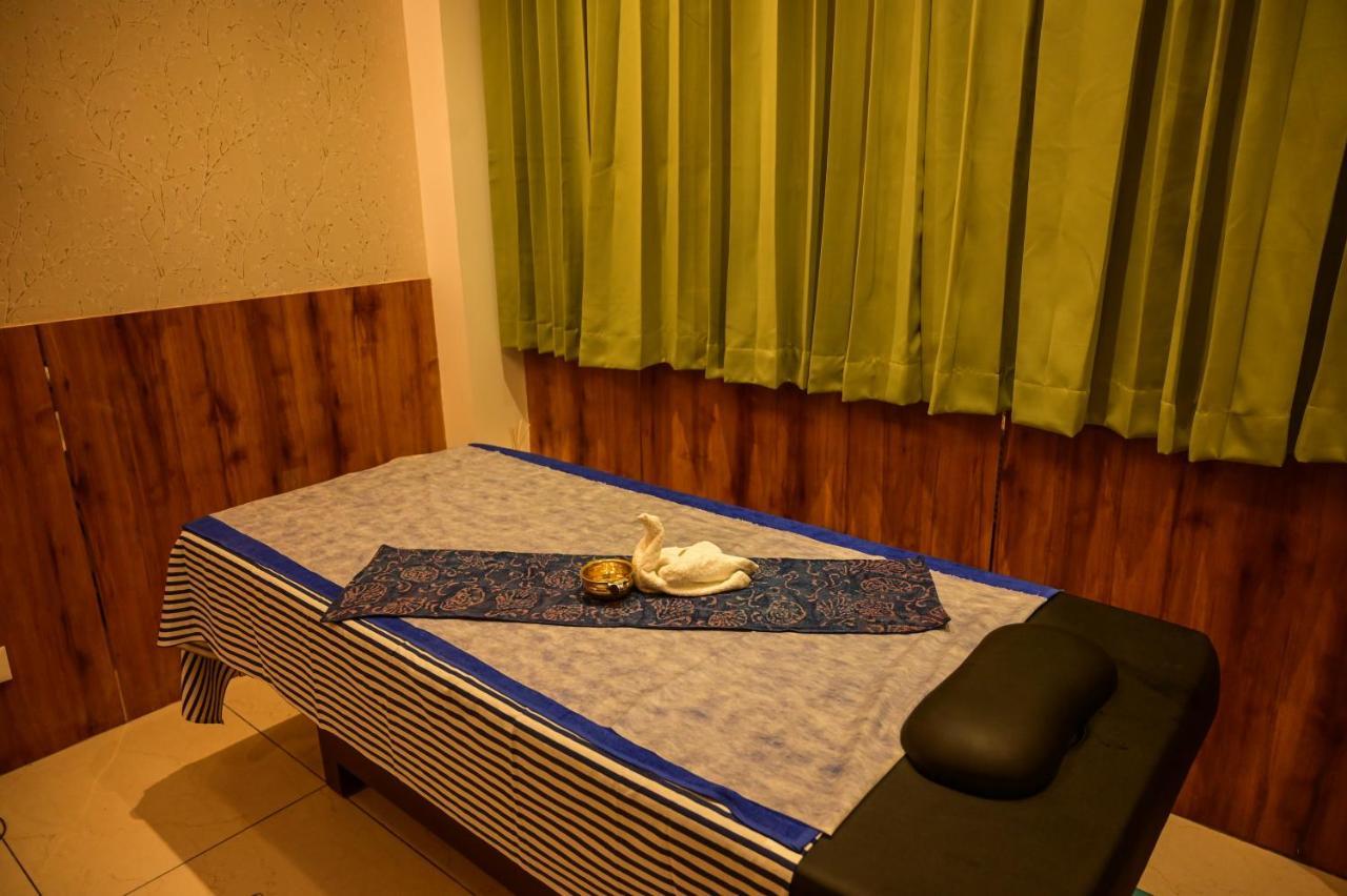Emerald Clarks Inn Suites Mysore Bagian luar foto